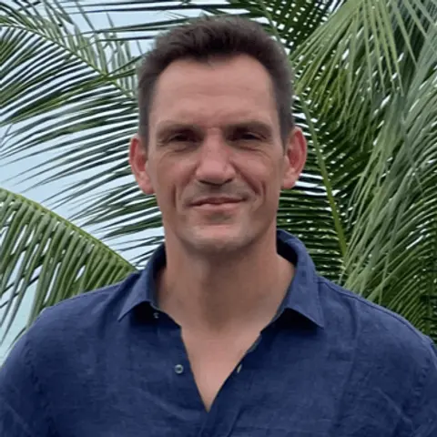 Headshot Gary Henden