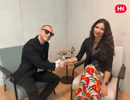 Simone Puorto and Kelly Ommundsen (right)