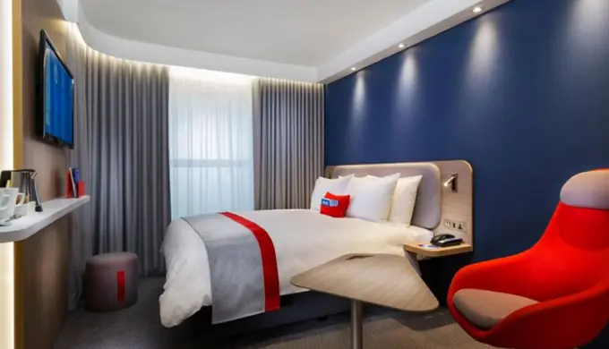 Holiday Inn Express London Heathrow T4 ......