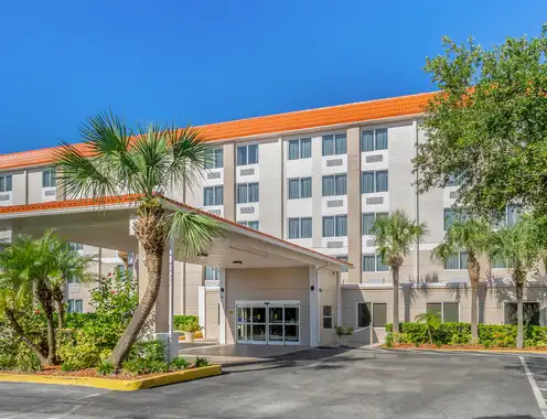 Comfort Inn St Petersburg North Partners With Hotel Internet Services for Advanced Content Streaming Technology