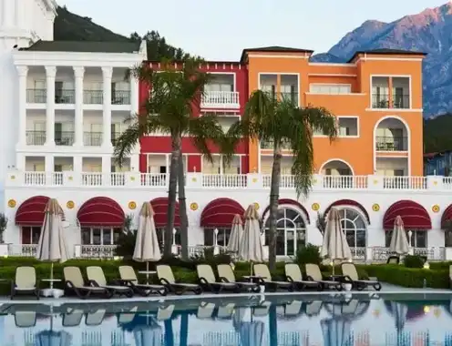 6 differences between a hotel and a resort