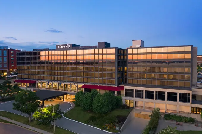 Hilton Hotel Champlain, Curio Collection ......