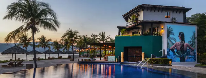 Thompson Zihuatanejo ......