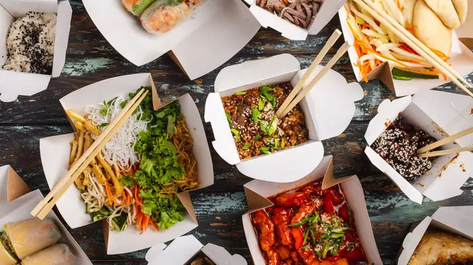 Besides helping the environment, what other benefits can restaurants see from green food packages?