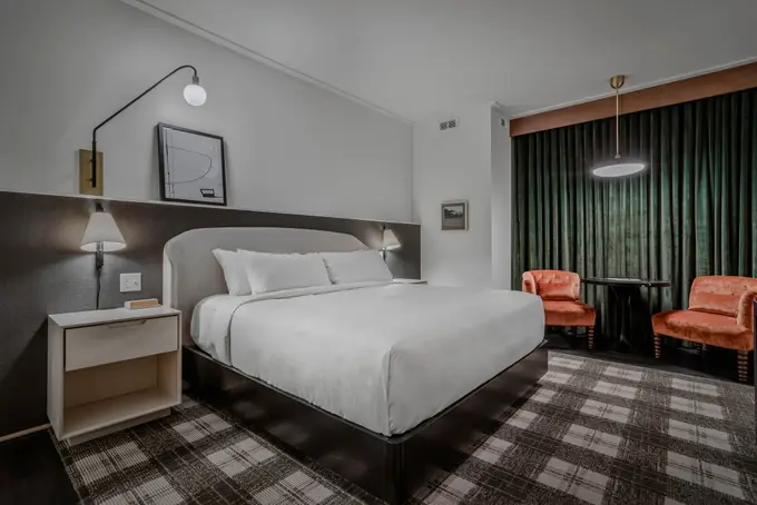 Hotel Longmont Guestroom ......