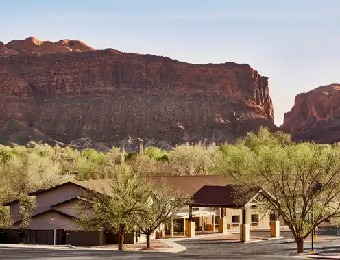 Slackline Moab, Outset Collection by Hilton