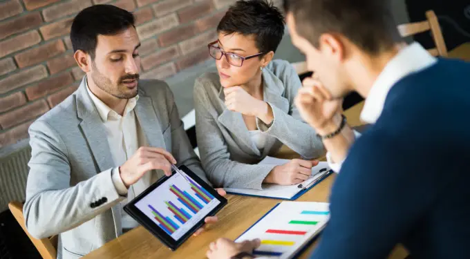 Leveraging Data Insights in Hospitality: The Role of P2P Systems in Improving Decision-Making