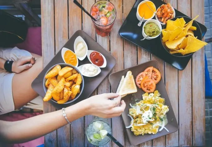 Restaurant Dining in 2017: What Isn't a Restaurant Anymore, and What Does that Mean for the Future?  | By Chris Muller