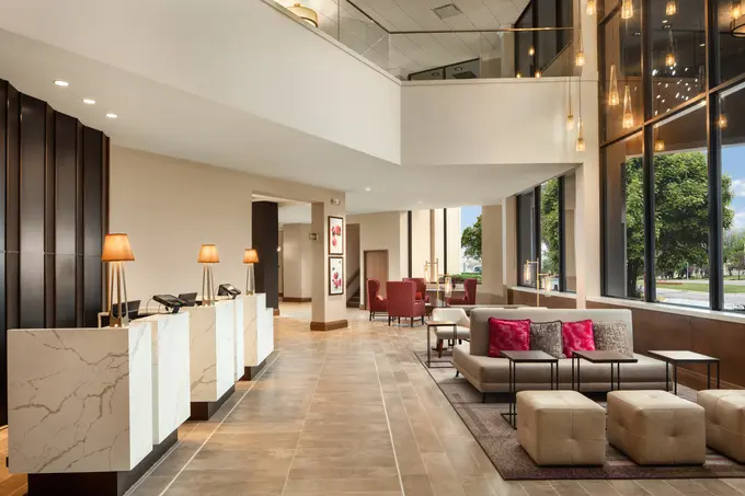 Crowne Plaza Dallas-Market Center ......