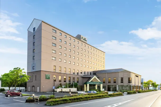 A Warm Welcome, Twice Over: ANA Holiday Inn Opens in Two New Japanese Cities