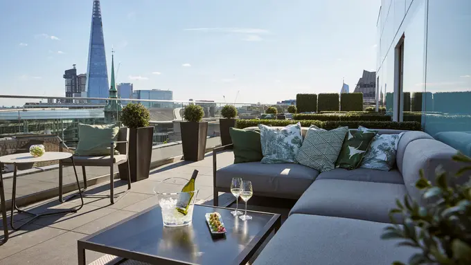The Residence Pop Up Bar at Four Seasons Hotel London at Ten Trinity Square ......