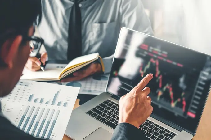 To pay or not to pay: when dividend policy rhymes with business strategy