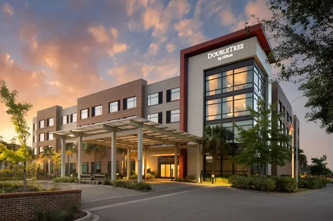 DoubleTree by Hilton Charleston Riverview ......