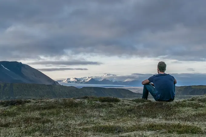 How to Win Over the Solo Traveler: a Hospitality Marketing Guide
