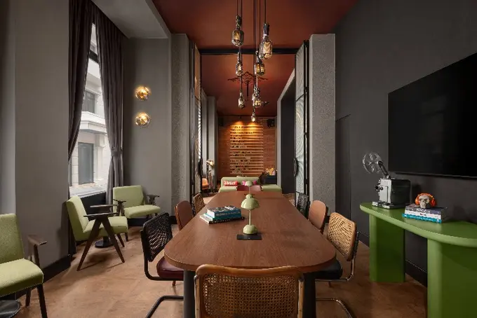 Moxy Istanbul Beyoglu ......