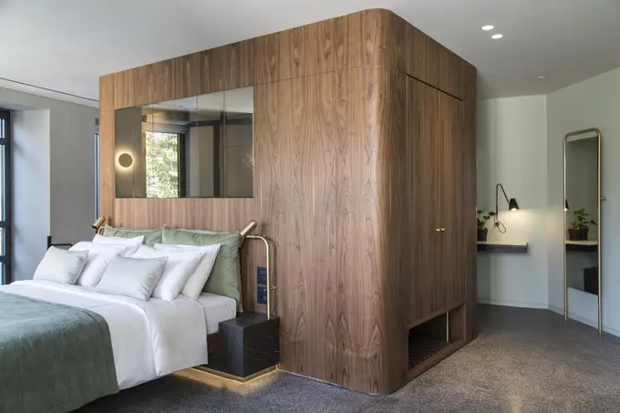 Perianth Hotel ......