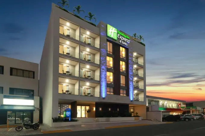 Holiday Inn Express & Suites Playa del Carmen ......