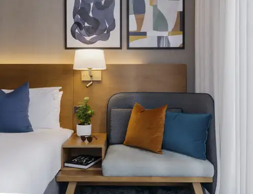 1 Queen Bed Standard Reading