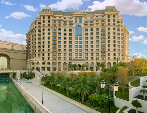 Le Royal M