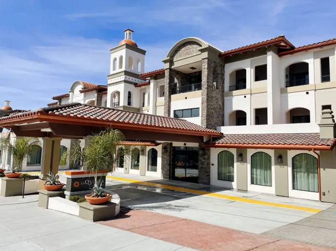 La Quinta Inn & Suites by Wyndham Santa Cruz ......