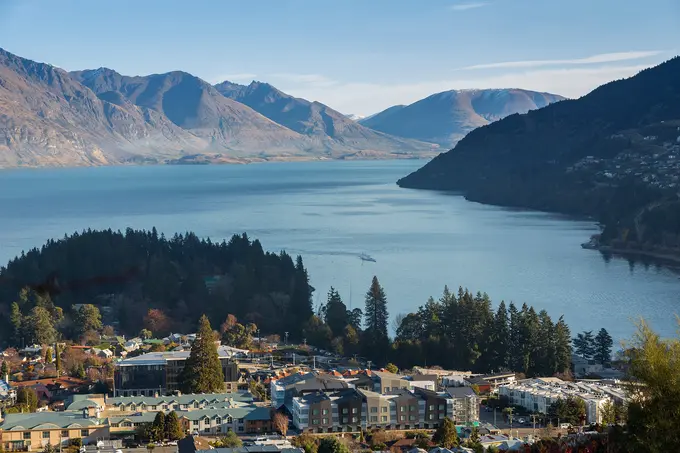 Holiday Inn Express & Suites Queenstown ......