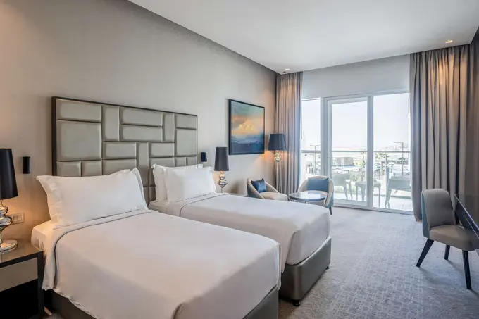 Radisson Hotel Dubai Damac Hills ......