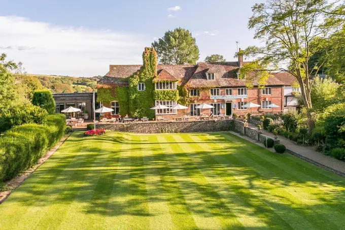 Deans Place Hotel ......