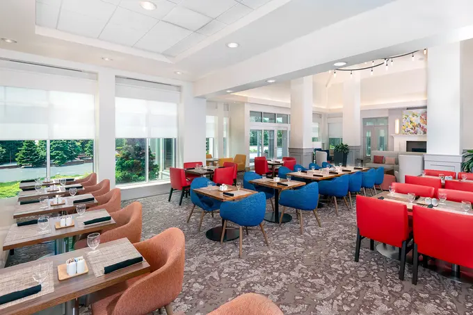 Hgi Wayne Restaurant Seating ......