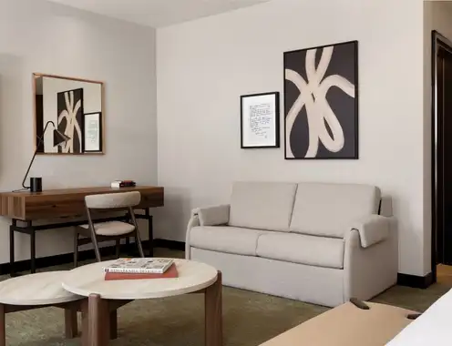1 Lonmk Montcalm Suite Sofa