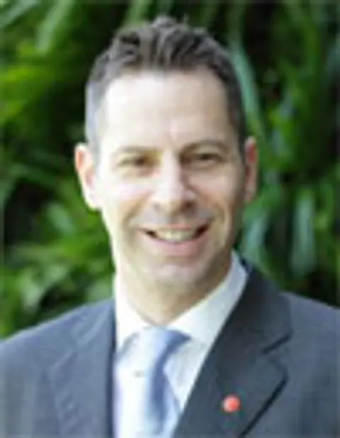 Simon Dell