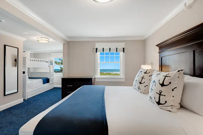 Newport Beach Hotel & Suites ......
