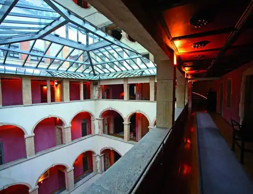 Cour des Loges - H