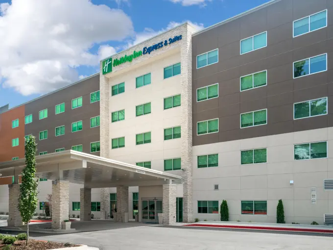 Holiday Inn & Suites Atlanta Airport-North, an IHG Hotel ......